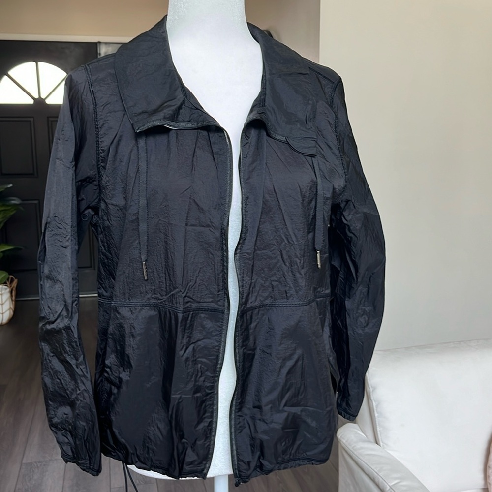 Lululemon windbreaker jacket in great condition. Size 8
